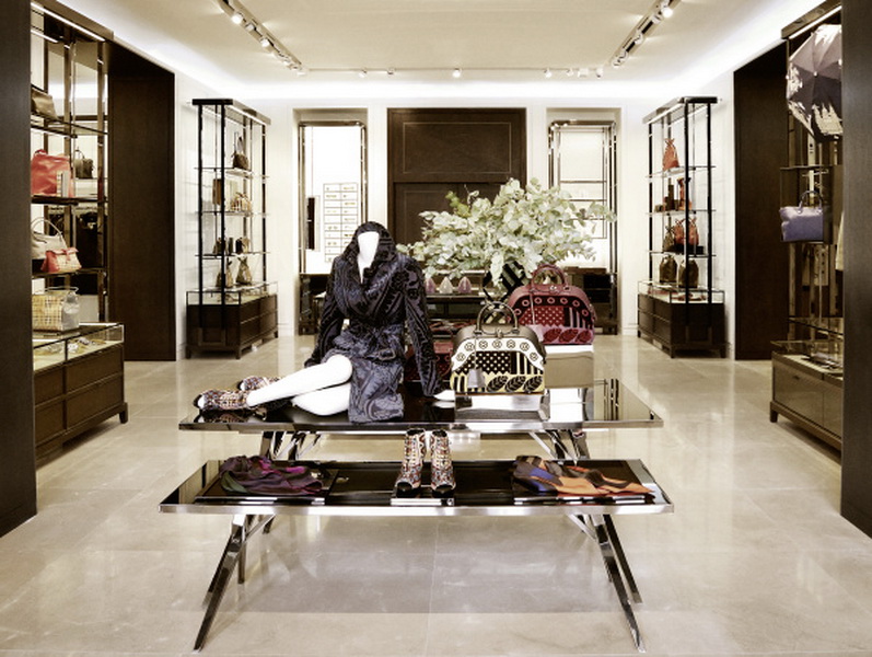 Burberry открыл второй магазин в Баку - ФОТО