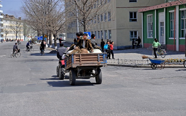 Bu ölkədə yol hərəkətini qadınlar tənzimləyir - FOTO