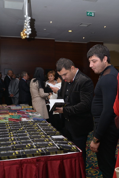 Aktauda Ulu Öndər Heydər Əliyevə həsr olunmuş şeirlər kitabı təqdim olunub – FOTO