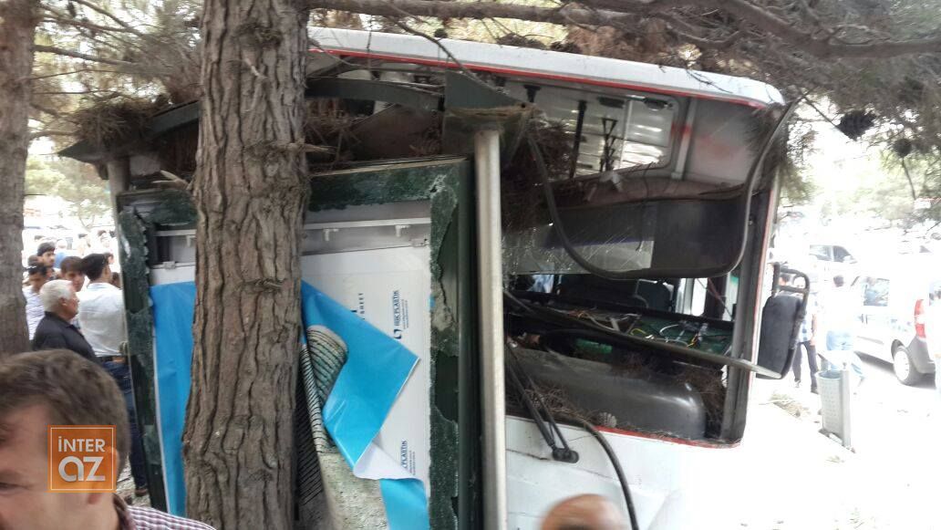 Автобус врезался в остановку в Баку, много пострадавших - ОБНОВЛЕНО - ФОТО