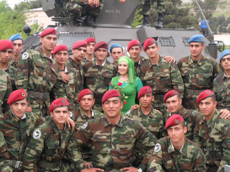 Азербайджанская танцовщица выступила перед военнослужащими - ФОТО