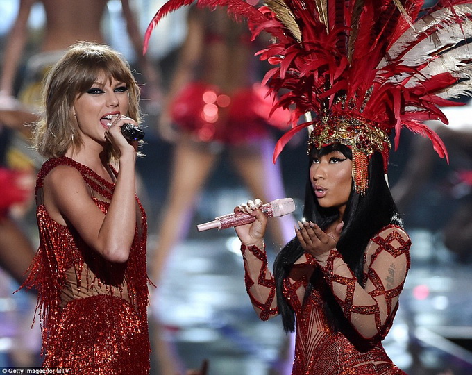 Тейлор Свифт и Никки Минаж устроили грандиозное открытие MTV VMA - ФОТО
