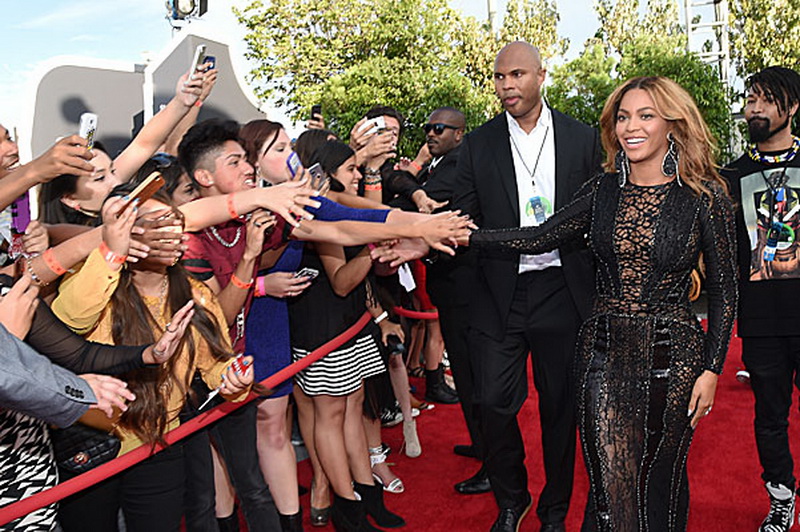 ДжейЛо, Бейонсе и все звезды на красной дорожке MTV - ФОТО