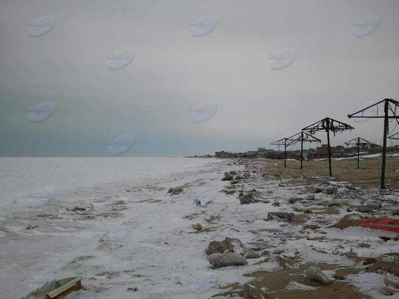 На морском побережье вблизи Новханы образовался ледник – ФОТО