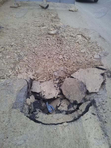 Что происходит на одной из улиц Баку - ФОТО