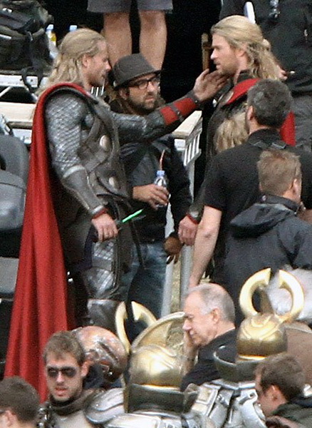 Все, что остается за кадром: знаменитости и их дублеры - ФОТО