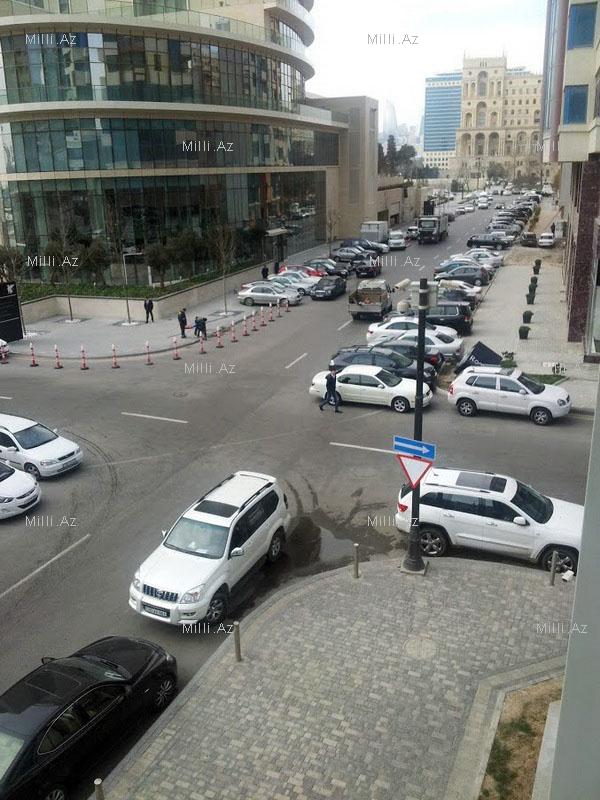 Аварии на центральной улице Баку предотвратят установкой знака – ФОТО