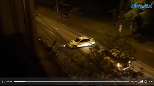 В Мельбурне таксист давит людей - ВИДЕО