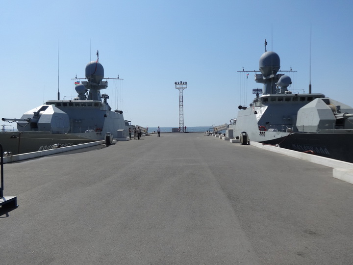 Российские военные корабли у причала Морского вокзала Баку - ФОТО