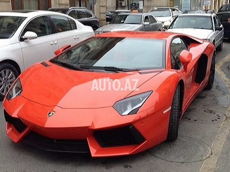 "Lamborghini" разъезжает по улицам Баку без номерных знаков - ФОТО