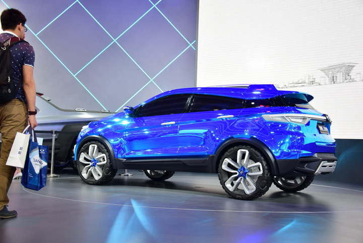 Китайцы из JMC отметились в Шанхае футуристичными концептами - ФОТО