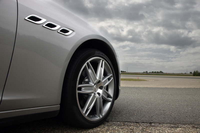 Maserati Quattroporte S преодолевает повороты спокойно и уверенно - ФОТО