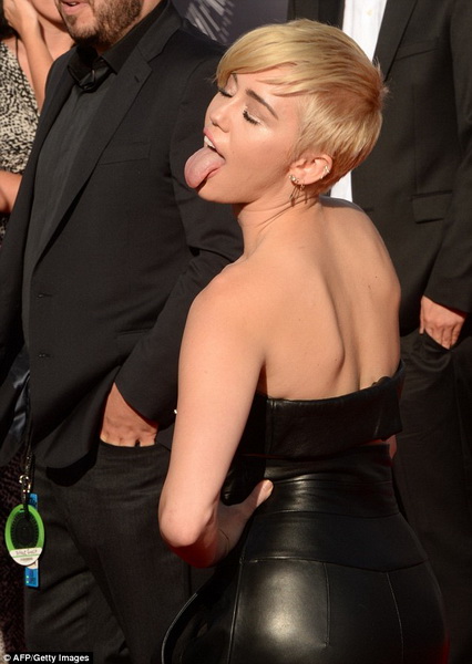 ДжейЛо, Бейонсе и все звезды на красной дорожке MTV - ФОТО