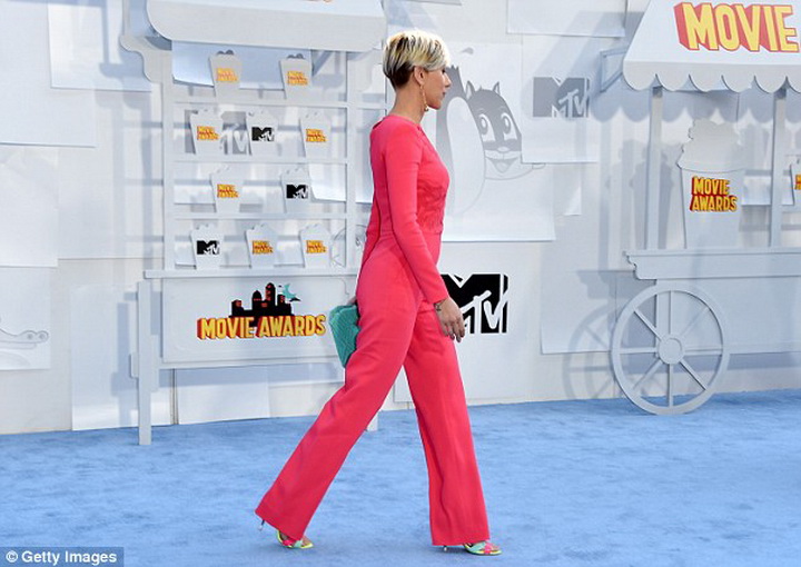 Вот на кого смотрели все на MTV Awards: откровенное мини ДжейЛо и потрясающая Скарлетт - ФОТО