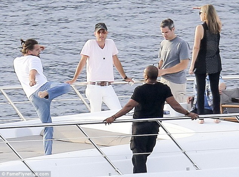 Леонардо ДиКаприо показал свои умения в каратэ на яхте - ФОТО