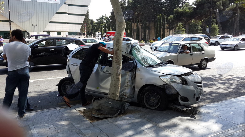 В Баку Range Rover протаранил такси - ФОТО
