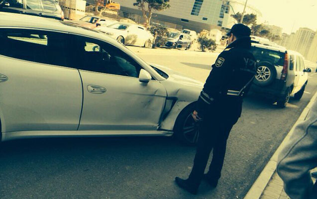 Bakıda "Porsche Panamera" qəzaya düşdü - FOTO