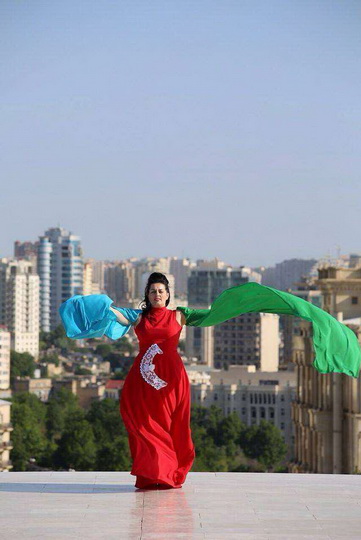 Elza Seyidcahana Fransadan qeyri-adi geyim göndərdilər - FOTO
