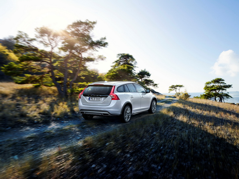 Представлен "вседорожный" Volvo V60 Cross Country - ФОТО