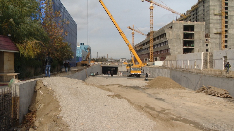 В Баку строятся крупный автотоннель и переход – ФОТО