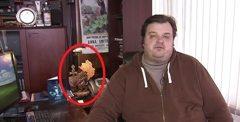 Известному российскому комментатору Василию Уткину делают подарки из сепаратистского "НКР"? - ФОТО