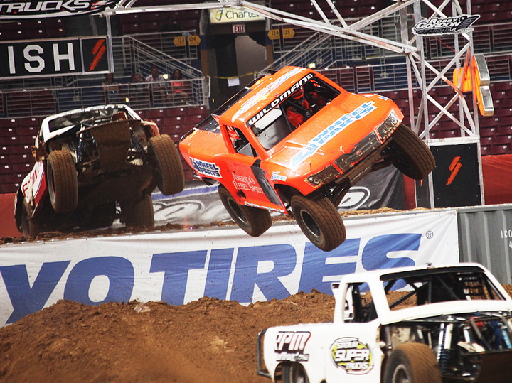 Американцы придумали гонки на прыгающих пикапах - ФОТО