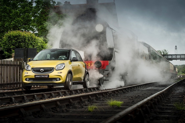Smart ForFour ради рекламы сменил асфальт на рельсы - ФОТО