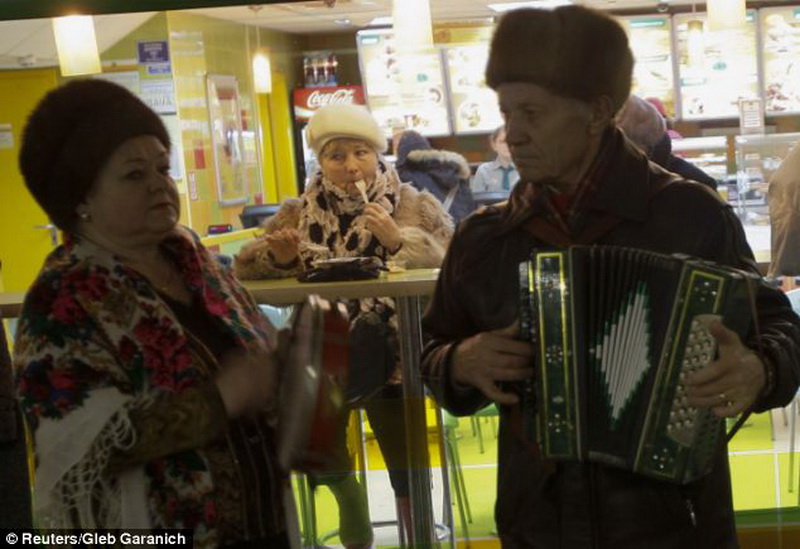 Дискотека 60+: Как находят свою любовь пенсионеры - ФОТОСЕССИЯ