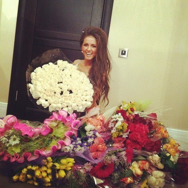 Русские женщины с огромными букетами стали хитом Instagram - ФОТО