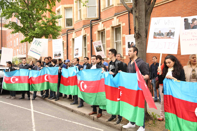 Азербайджанцы открыли лондонцам глаза на Армению - ФОТО