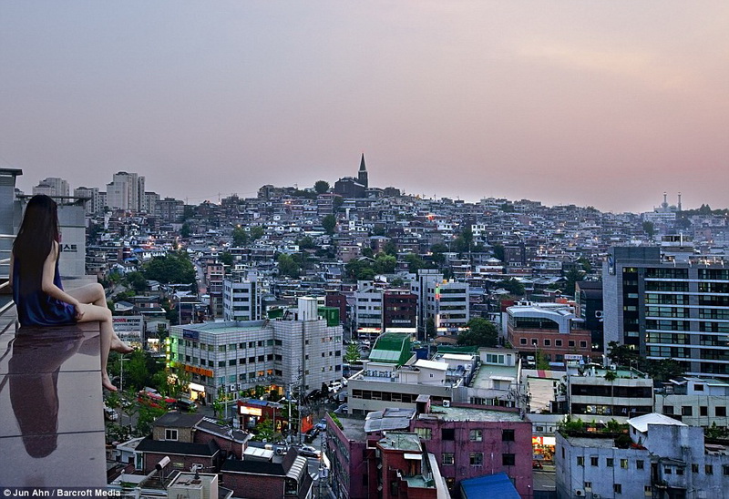 Головокружительные фотографии девушки с небоскребов - ФОТО