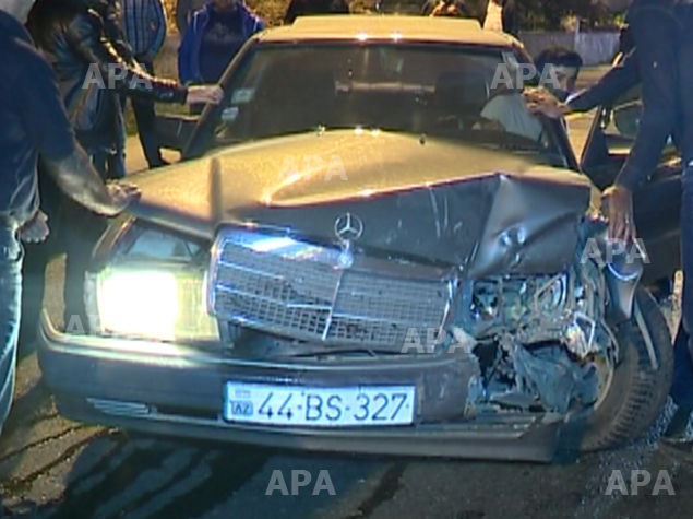 Bakıda "Mercedes" "Peugeot" markalı avtomobilə çırpılıb - FOTO