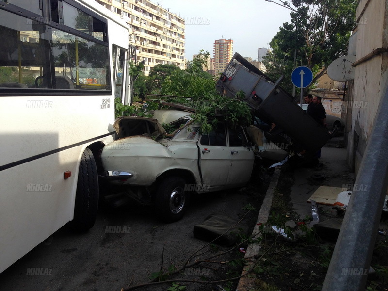 Paytaxtda avtobus maşınları biçə-biçə getdi - YENİLƏNİB - VİDEO - FOTO