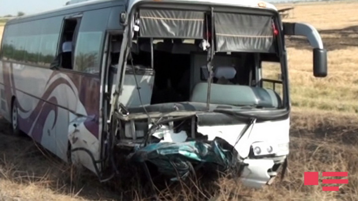 Bakı-Qazax yolunda avtobusla "Mercedes" toqquşdu: ölü və yaralılar var - YENİLƏNİB - FOTO - VİDEO