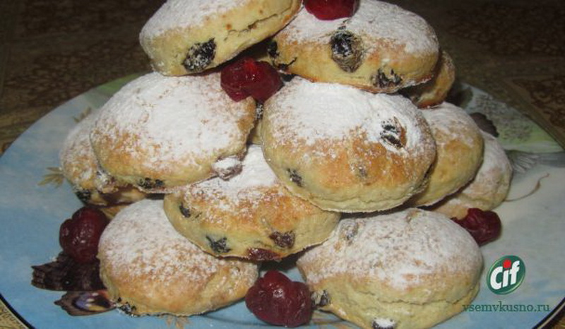 Сконы: английские булочки с изюмом - ФОТО