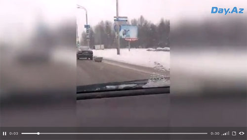 Курьез: Водитель Volkswagen буксировал ванну - ВИДЕО