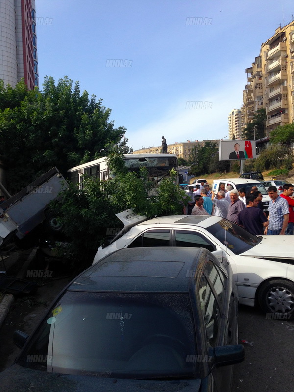 Paytaxtda avtobus maşınları biçə-biçə getdi - YENİLƏNİB - VİDEO - FOTO