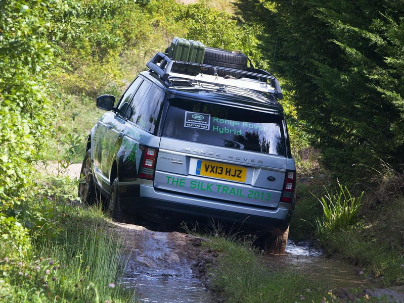 Range Rover впервые стал гибридом - ФОТО