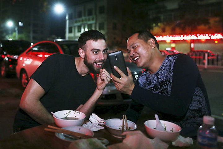 Невероятная история о том, как украденный iPhone изменил их жизнь - ФОТО