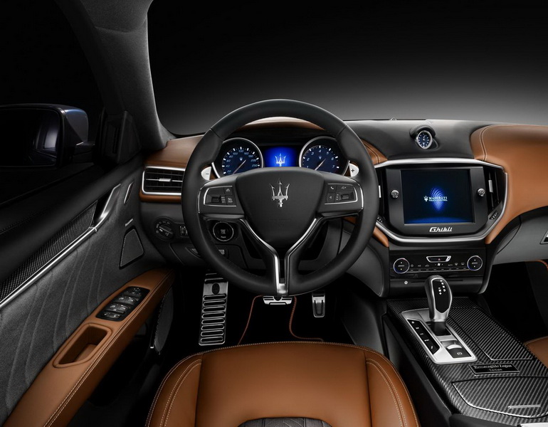 Maserati "переодела" седан Ghibli с помощью модных дизайнеров - ФОТО
