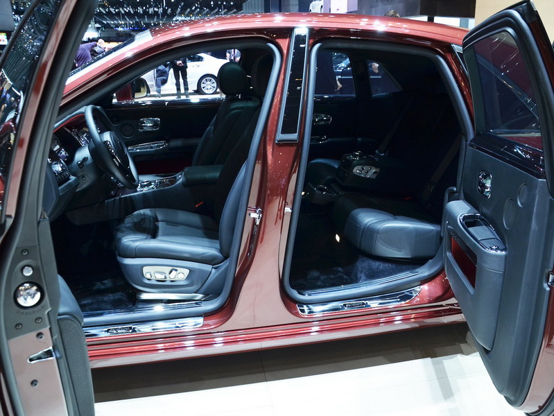 Коробка передач нового Rolls-Royce будет сверяться с картой местности - ФОТО