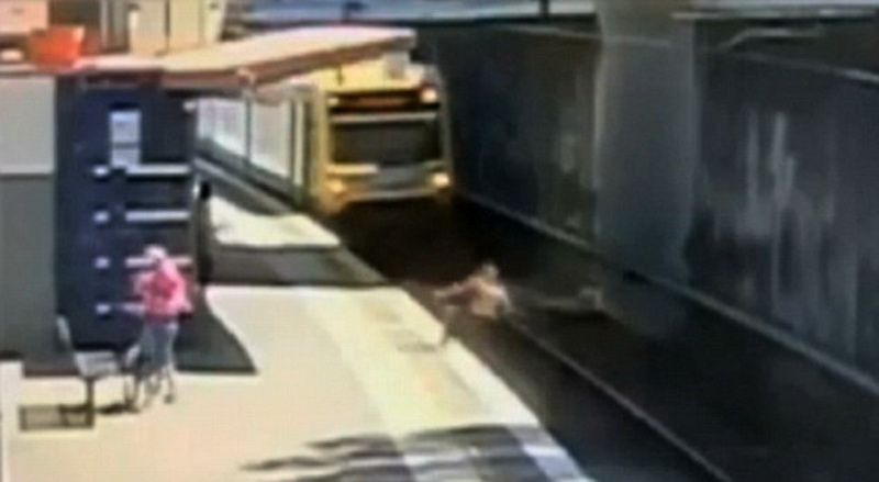 На волоске от смерти: пенсионер упал под поезд - ФОТО