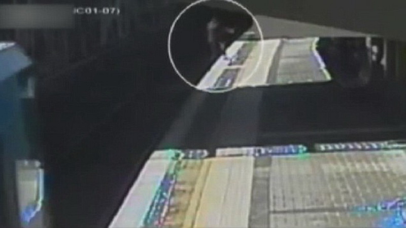 На волоске от смерти: пенсионер упал под поезд - ФОТО