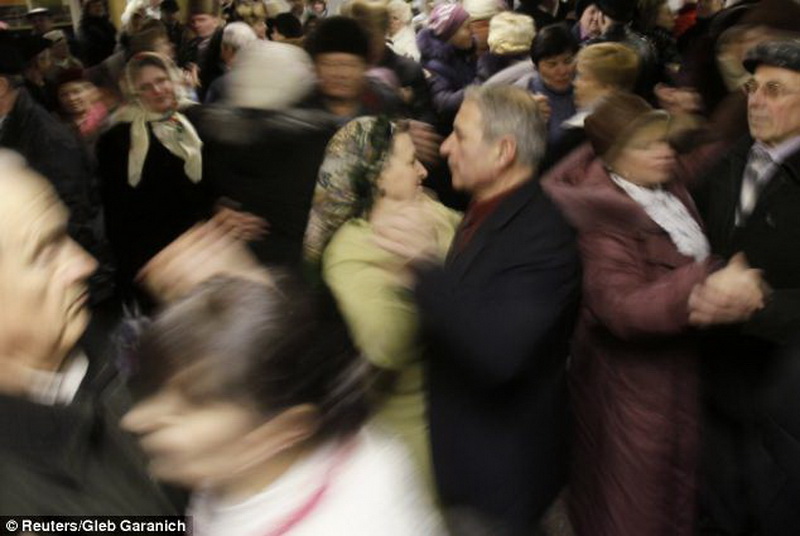 Дискотека 60+: Как находят свою любовь пенсионеры - ФОТОСЕССИЯ