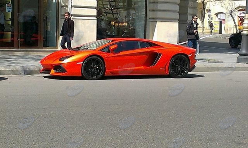 Суперкар Lamborghini припарковался на бакинской улице - ОБНОВЛЕНО - ФОТО - ВИДЕО