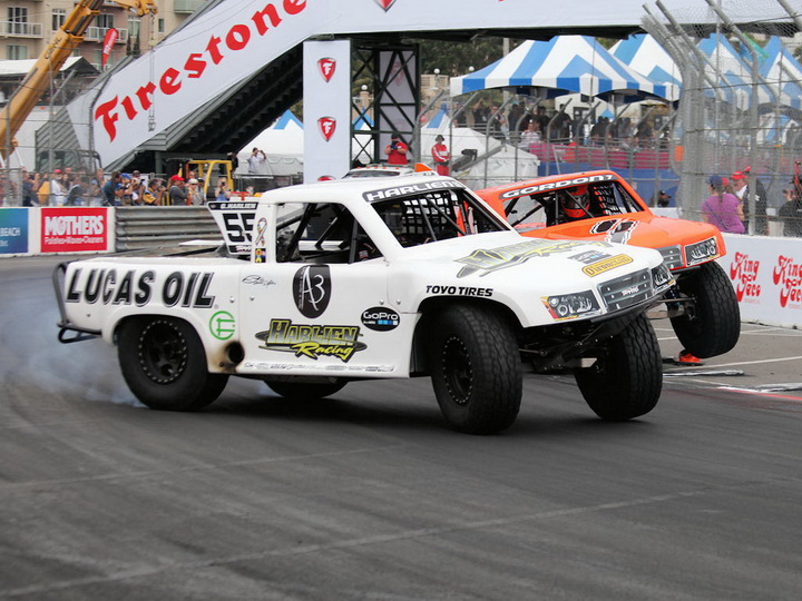 Американцы придумали гонки на прыгающих пикапах - ФОТО