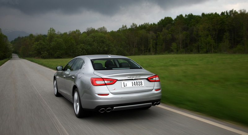 Maserati Quattroporte S преодолевает повороты спокойно и уверенно - ФОТО
