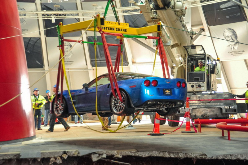 Как музейные “Шевроле” провалились под пол - ФОТОСЕССИЯ