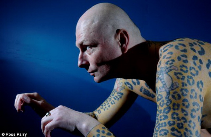 Татуированный мужчина выставил на продажу свою кожу - ФОТО