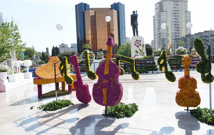 Президент Ильхам Алиев и его супруга Мехрибан Алиева приняли участие в Празднике цветов в Баку - ОБНОВЛЕНО - ФОТО - ВИДЕО